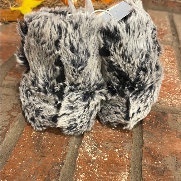 Cat & Jack Fuzzy Gray Slippers - Picture 9 of 10